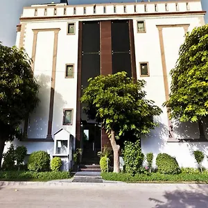 Hotel Maxfort Greenwood, Gurgaon